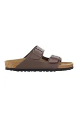 Sandalias Birkenstock modelo Arizona, color marrón, con dos correas ajustables con hebillas metálicas.
