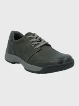 Zapato casual Hush Puppies modelo Duran, confeccionado en cuero con cuello acolchado y suela de goma. Presenta un diseño de cordones y plantilla con tecnología sustentable.