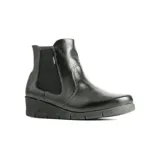Bota casual tipo chelsea de cuero marrón con textura granulada, diseño de caña baja con paneles elásticos laterales y suela de taco corrido al tono.