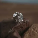 Anillo ancho de plata 925 con textura irregular.