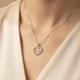 Collar de plata 925 con dije colgante en forma de corazón engastado con circonias. Dentro del corazón, se encuentra la silueta de la cabeza de un perro.