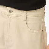 Pantalón jean color crudo, de corte wide leg y tiro alto.