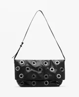 Bolso tipo tote de color negro, confeccionado en poliuretano, con diseño de ojales metálicos plateados distribuidos por toda la superficie y asas largas para llevar al hombro.