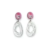 Aros colgantes con base circular rosa, detalle de strass y dije transparente con diseño abstracto celeste.
