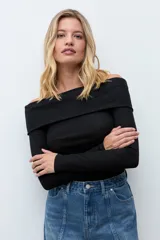 Blusa de punto con escote bardot, manga larga y ajuste al cuerpo, confeccionada en tejido con acabado brillante.