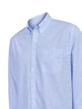 Camisa de manga larga RKF, de corte regular con cuello americano abotonado y diseño a cuadros en tonos celestes y blancos. Incluye bolsillo frontal con logo bordado.