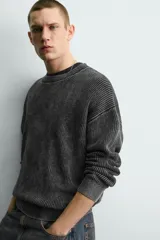 Sweater relaxed fit de canalé, color negro con efecto lavado, cuello redondo y manga larga con acabados en rib.