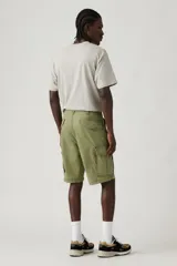Bermuda cargo color verde oliva con bolsillos laterales con fuelle y cierre de botón a presión.