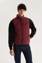 Chaleco puffer Levi's color borgoña con cierre frontal, cuello alto y dos bolsillos con solapa en el pecho.