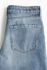 Jeans baggy de denim rígido en color azul claro con efecto deslavado, corte holgado de tiro medio y pernera recta.