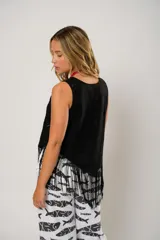 Blusa negra sin mangas de lino bordado con terminación en flecos.