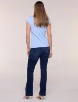 Remera de tejido acanalado celeste, de corte entallado, con escote redondo y cierre frontal parcial con cuatro botones a tono. Cuenta con mangas cortas tipo japonesa.