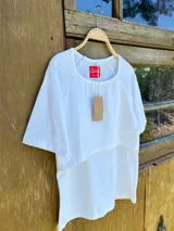 Remera básica de manga al codo, diseñada específicamente para lactancia. Presenta un escote cruzado con apertura de solapa que facilita el amamantamiento, con un calce ajustado al cuerpo.