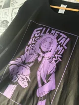 Remera negra de algodón con estampado de Edward Elric de Fullmetal Alchemist en color lila.
