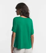 Blusa básica de viscosa color azul marino, con cuello redondo y mangas cortas de diseño cuadrado sin sisas.