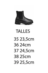 Bota chelsea de cuero color negro, con elástico lateral y suela track robusta.