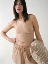 Musculosa de rib con escote redondo, corte entallado y diseño corto.