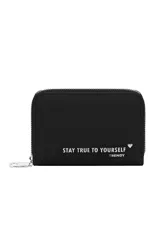 Billetera negra con cierre perimetral plateado y texto estampado en blanco que dice "STAY TRUE TO YOURSELF" con la palabra "TRENDY" y un corazón pequeño debajo.