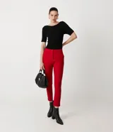 Pantalón de vestir rojo con corte cigarette, bolsillos delanteros y aberturas laterales en el ruedo.