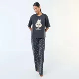 Pijama de dos piezas compuesto por una remera de manga corta con estampa frontal de Tambor de Disney y un pantalón largo con estampado de corazones pequeños.