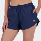 Short deportivo de mujer color azul marino, con corte holgado y dobladillo curvo. Presenta cintura elástica y un pequeño logo reflectante en la pierna izquierda.