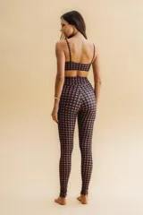 Conjunto deportivo de calza tiro alto y top manga larga, con estampado geométrico en tonos celeste y gris.