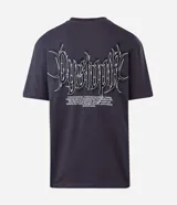 Remera de algodón color negro, corte regular, cuello redondo y manga corta. Presenta un estampado localizado con lettering "Burn Inside" al frente y un diseño gráfico denominado "Dystopia" en la espalda.