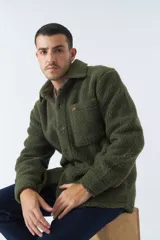 Sobrecamisa color crema de poliéster con textura de sherpa, cuello camisero, cierre con botones marrones, bolsillo de parche en el pecho y logo en etiqueta de cuero. Corte recto.