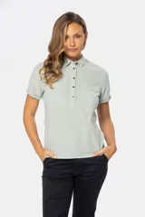 Camisa de lino de manga corta con cuello camisero, cierre frontal de medio botón con botones metálicos personalizados y dos bolsillos en el pecho.