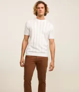 Pantalón de sarga para hombre, corte recto y ajuste entallado, con cintura fija, trabillas para cinturón y cierre frontal con cremallera y botón.