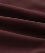 Pantalón deportivo color bordó con rayas blancas laterales, cintura elástica con cordón ajustable, bolsillos laterales y logo pequeño en el muslo.