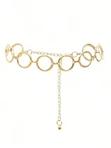 Cinturón de cadena dorada con eslabones de círculos y cadena colgante con una bolita en el extremo.