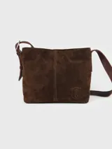 Morral de cuero descarne color marrón con textura suave, diseño estructurado con costura central vertical y detalle de logotipo grabado en relieve en la parte inferior. Cuenta con correa ajustable para el hombro y herrajes metálicos.