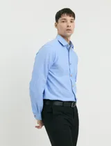 Camisa de manga larga con cuello button-down, bolsillo frontal y botones de madera.