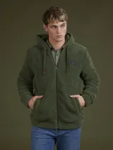 Campera de abrigo tipo fleece color azul marino, con cierre frontal completo y cuello alto.