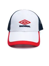 Gorra tipo trucker Umbro del Club Nacional de Football, con frente blanco, visera roja, red trasera azul marino y bordado frontal con el logo de Umbro y la palabra "NACIONAL".