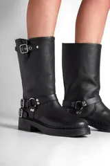 Borcego de cuero negro con apliques plateados y caña alta.