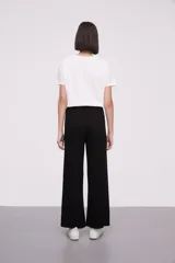 Pantalon de corte recto y tiro alto, confeccionado en viscosa, con cintura elástica y cordón ajustable.