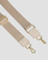 Bolso tote de sherpa color crema, con asas de mano y correa bandolera ajustable. Cuenta con cierre de cremallera y bolsillos internos.