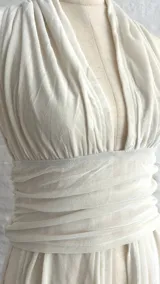 Top blanco con escote halter y espalda descubierta.