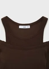 Camiseta negra de manga larga con cuello redondo y hombros descubiertos.