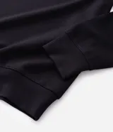 Buzo de pijama con capucha ajustable y cordones, confeccionado en tejido de modal con acabado suave. Presenta mangas largas, puños y ruedo acanalados, ofreciendo un calce holgado y confortable.