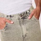 Pantalon de jean Rusty con corte holgado y acabado desgastado en tono verde oliva. Cuenta con cierre de botón y cremallera, bolsillos laterales y traseros, y presillas para cinturón.