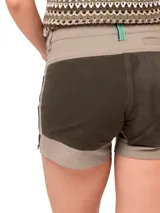 Short color beige con bolsillos frontales de gamuza color verde oscuro. Cuenta con cierre frontal con botón y trabillas para cinturón.