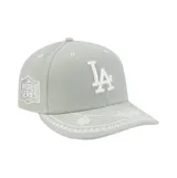 Gorra New Era 59FIFTY de los Los Angeles Dodgers, color gris con bordados en blanco. Cuenta con el logo del equipo en el frente, el flag de New Era en el lateral y detalles bordados estilo bandana a lo largo de la visera.
