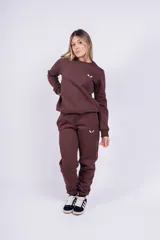 Buzo negro de algodón de corte clásico con cuello redondo y mangas largas. Tiene un pequeño logo bordado en el pecho.