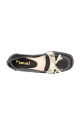 Mocasín de cuero negro con detalle de antifaz plateado y borlas.
