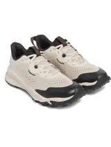 Championes de trail running Under Armour modelo Charged Maven, color beige con detalles en negro y logo celeste. Presentan una parte superior de malla técnica transpirable con refuerzos de poliuretano, entresuela Charged Cushioning para mayor amortiguación y suela de goma con tacos multidireccionales para un agarre óptimo en terrenos irregulares.