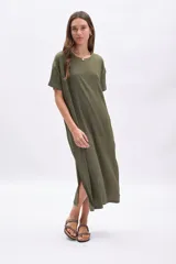 Vestido midi verde con textura, de corte recto y holgado, con cuello redondo y mangas cortas.