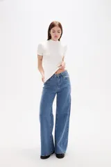 Remera de viscosa con textura acanalada, corte al cuerpo, cuello alto y mangas cortas.